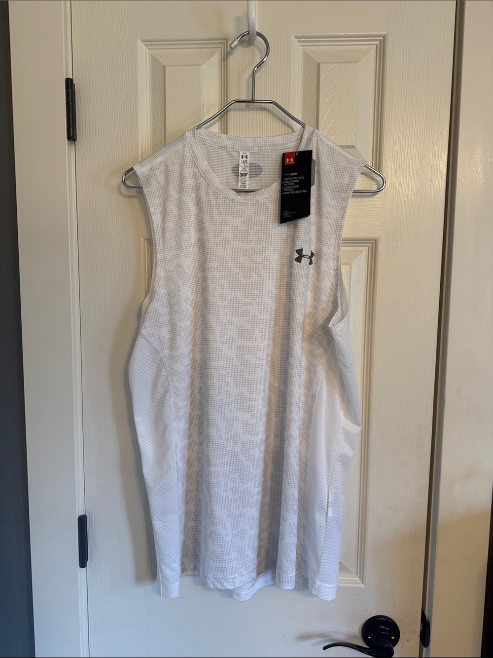 NWT Under Armour men’s size Large heat gear work out tank top.